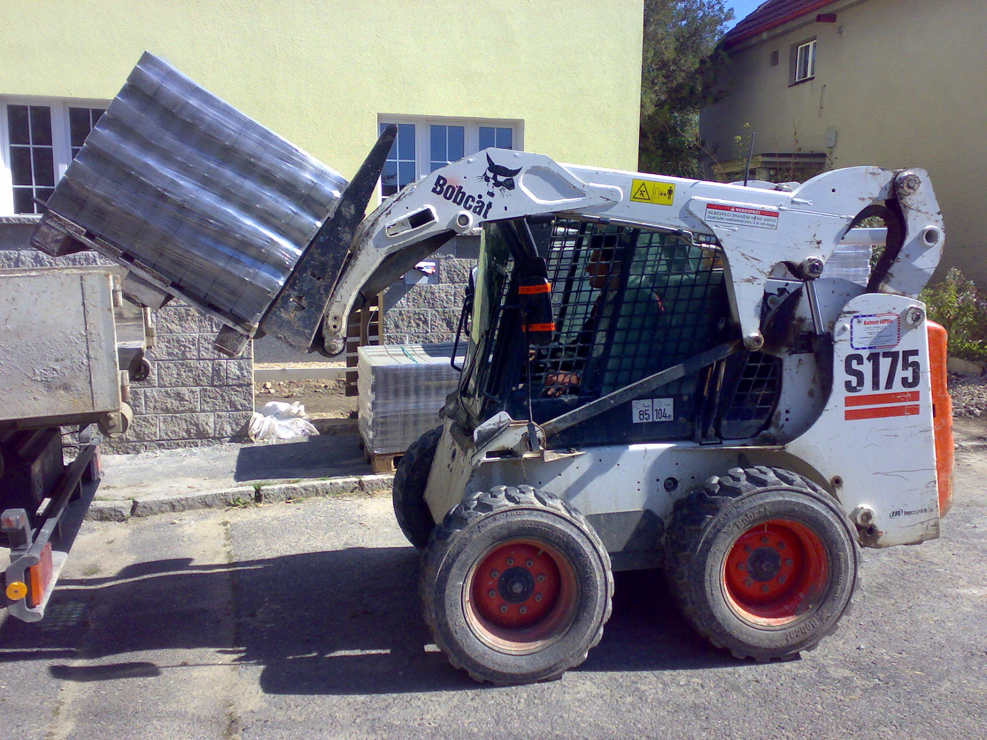 Bobcat S 175 s paletou materiálu